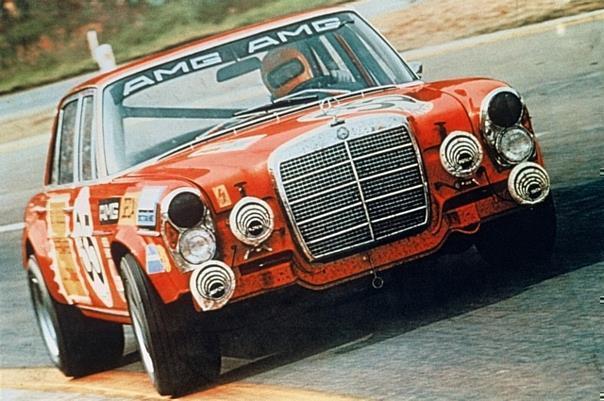 Internationaler Durchbruch 1971: Ein Mercedes-Benz 300 SEL 6.8 AMG erzielt beim 24-Stunden-Rennen von Spa-Francorchamps (Belgien) völlig überraschend den Klassensieg und den zweiten Gesamtrang.